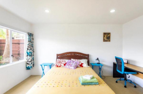 Private guest suite near the water 1-4 guests